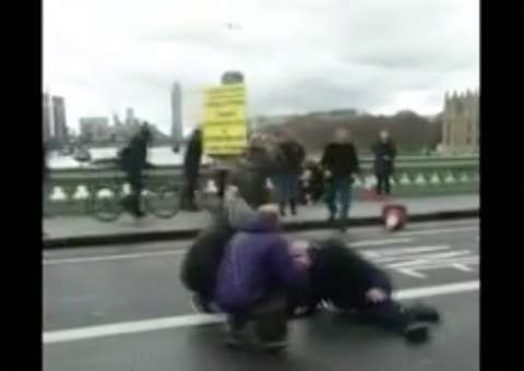 Ataque mata mulher e deixa feridos em frente ao Parlamento britânico  