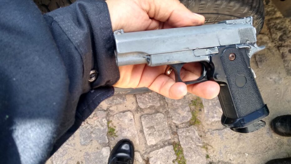 Moradores denunciam homem que jogou arma no meio do mato em Manaus