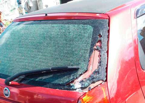 Dupla tenta roubar carro e fugir da PM mas é detida por populares em Manaus