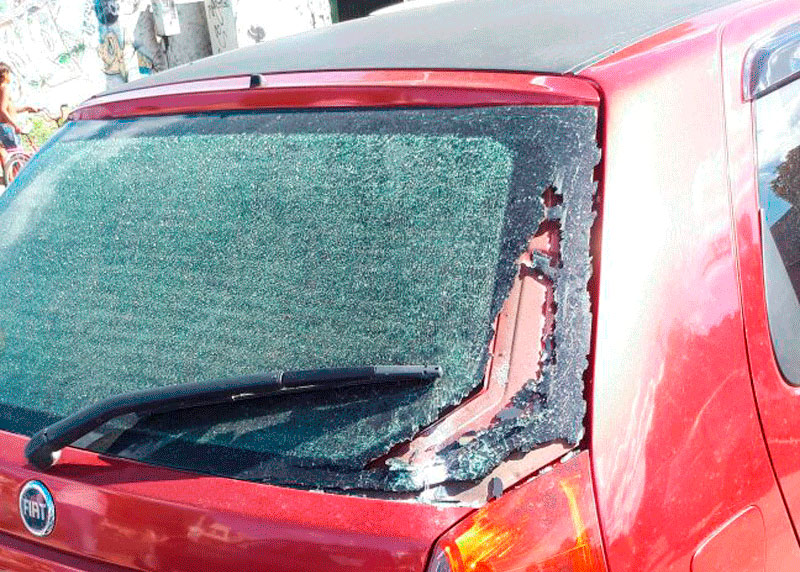 Dupla tenta roubar carro e fugir da PM mas é detida por populares em Manaus