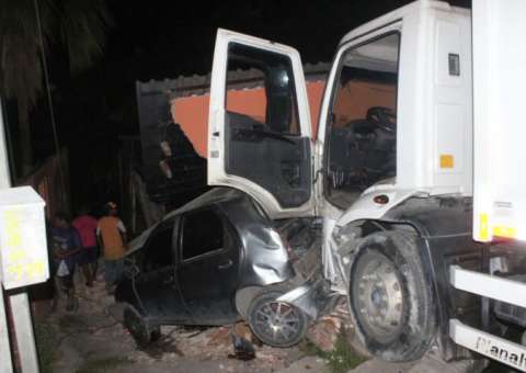 Casas e veículos  são destruídos após caminhão perder controle em Manaus