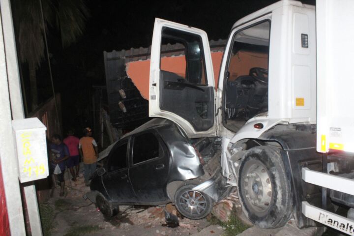 Casas e veículos  são destruídos após caminhão perder controle em Manaus