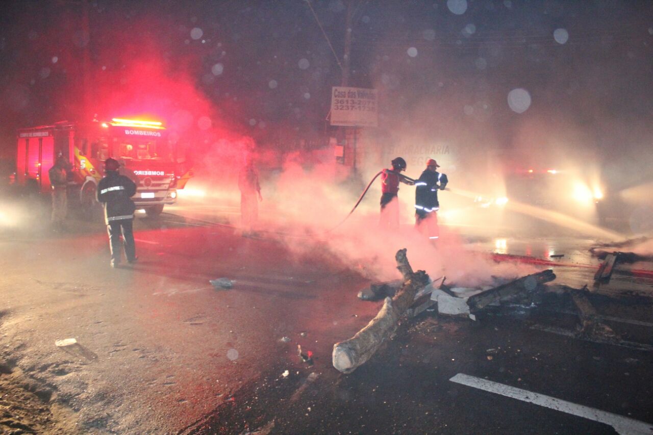 Após apagão, moradores protestam por falta de energia em Manaus