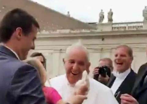 Criança abraça papa Francisco no Vaticano e surpreende a todos; vídeo