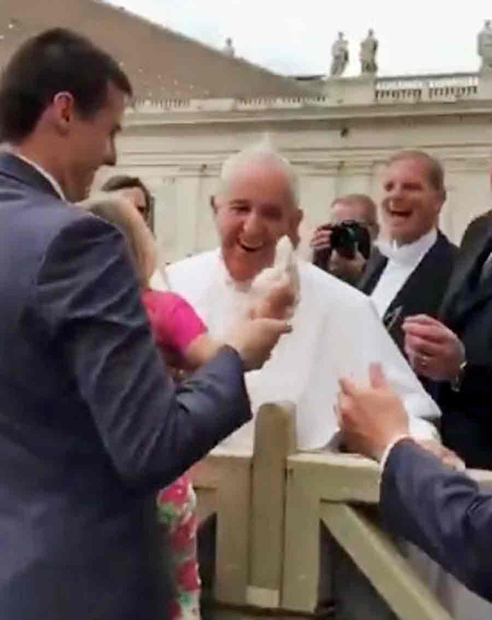 Criança abraça papa Francisco no Vaticano e surpreende a todos; vídeo
