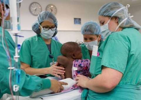 Bebê nasce com 4 pernas passa por cirurgia e surpreende medicina