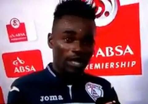 Jogador de futebol comete gafe ao citar esposa e amante durante entrevista ao vivo 