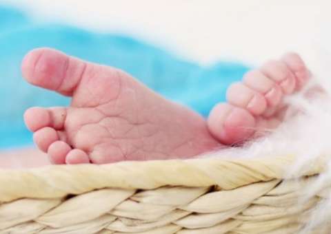 Bebê é jogado em cesto de roupa suja em hospital e sofre fratura no crânio 