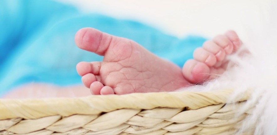 Bebê é jogado em cesto de roupa suja em hospital e sofre fratura no crânio 