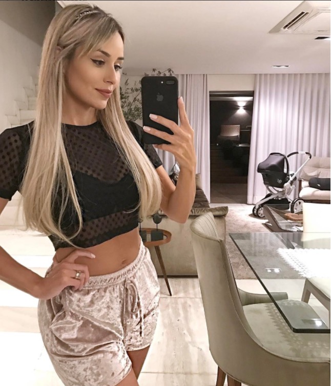 Ex-BBB Letícia Santiago mostra barriga sarada uma semana após parto