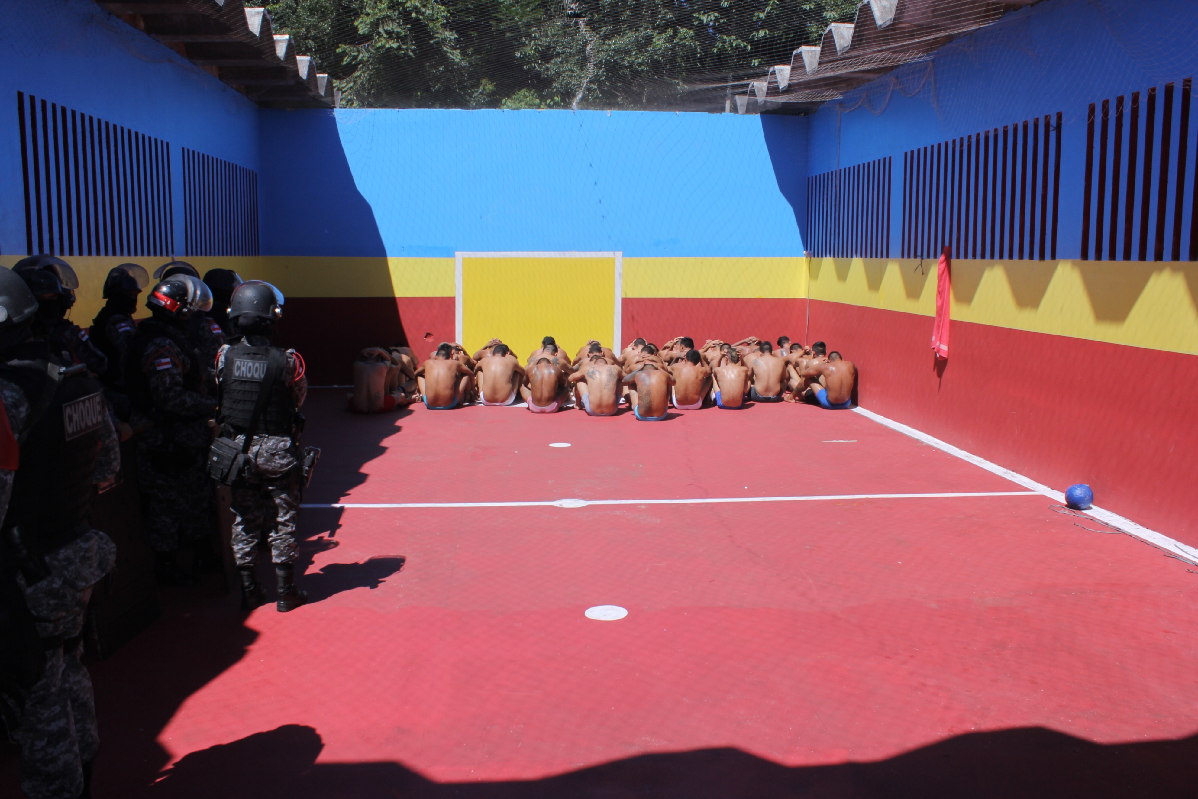 Facas, celulares e dinheiro são apreendidos durante revista em presídio no AM