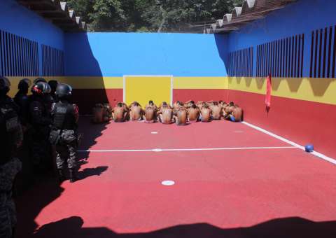 Facas, celulares e dinheiro são apreendidos durante revista em presídio no AM