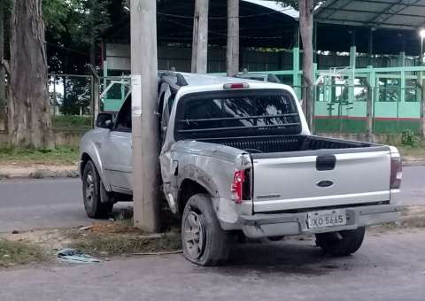 Homem fica preso às ferragens após carro colidir com poste em Manaus