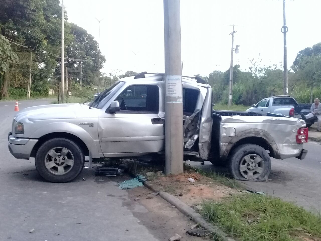 Homem fica preso às ferragens após carro colidir com poste em Manaus