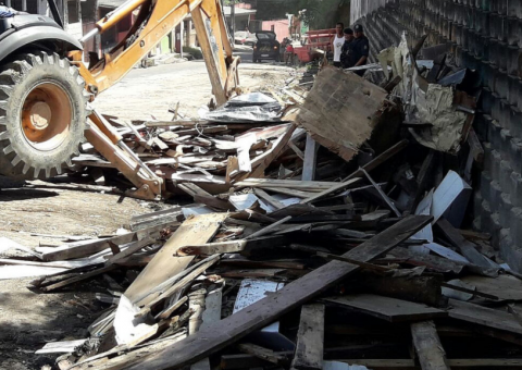 40 barracos de feira clandestina são demolidos em Manaus