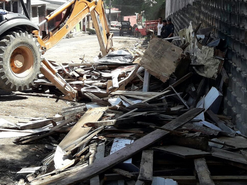 40 barracos de feira clandestina são demolidos em Manaus