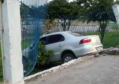   Estagiário perde controle de carro e invade CSU do Parque Dez 
