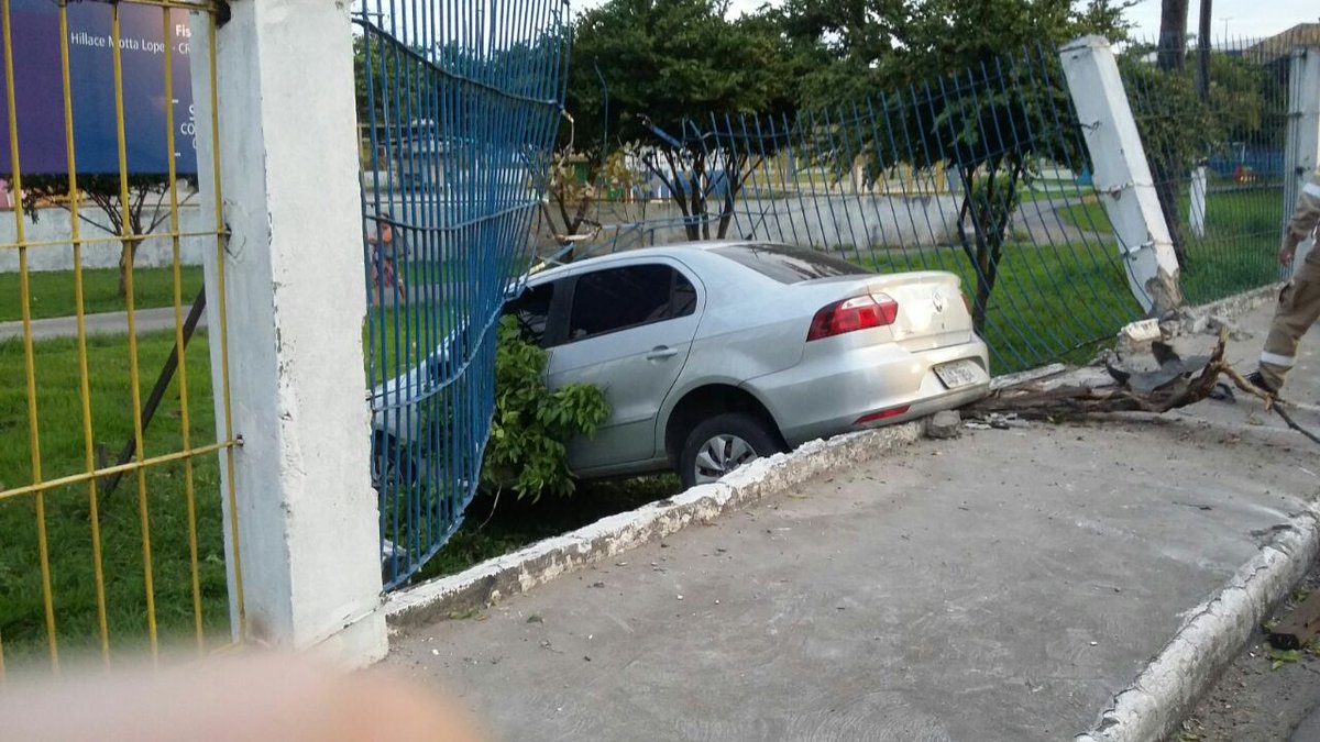   Estagiário perde controle de carro e invade CSU do Parque Dez 