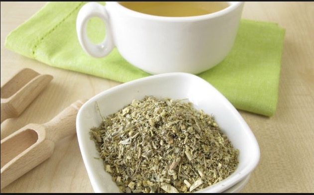 Combata sensação de inchaço e prisão de ventre com chá de Losna `