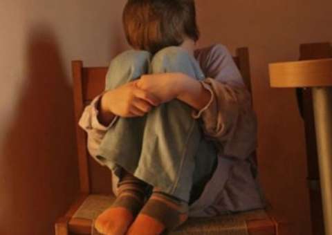 Menino com doença mental é abusado sexualmente por grupo de adolescentes  