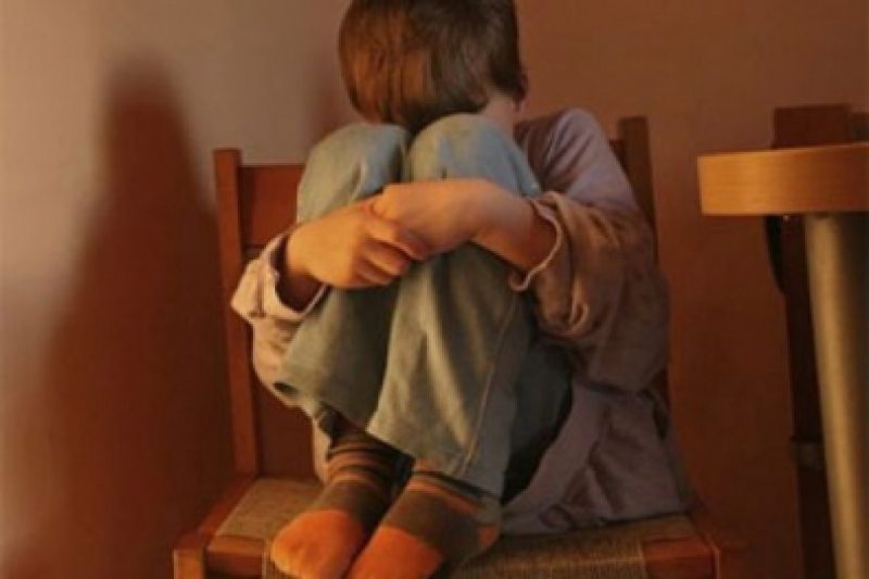 Menino com doença mental é abusado sexualmente por grupo de adolescentes  