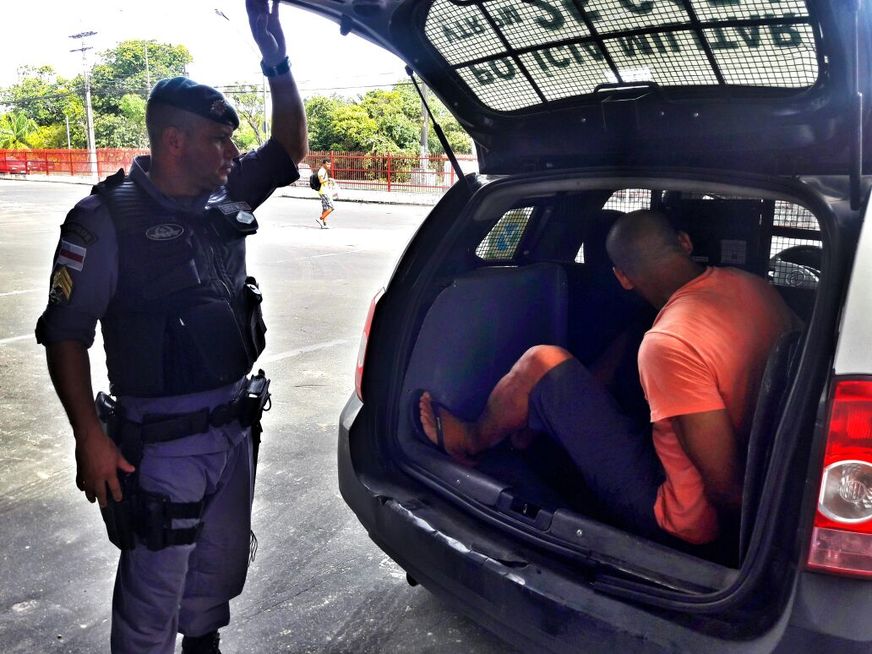 Homem é flagrado furtando produtos de supermercado em Manaus e acaba preso