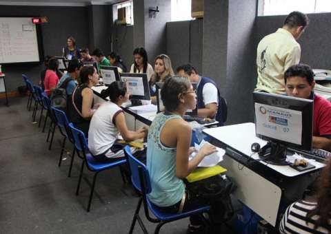 Entrega de documentos dos candidatos do Bolsa Idiomas inicia na próxima semana  