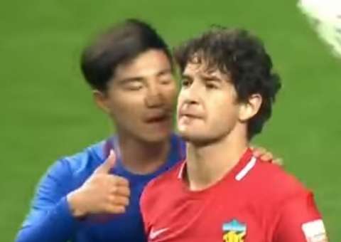 Chinês que provocou Alexandre Pato em campo é suspenso e multado