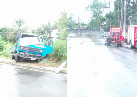 Duas pessoas ficam presas às ferragens após caminhão colidir com poste em Manaus