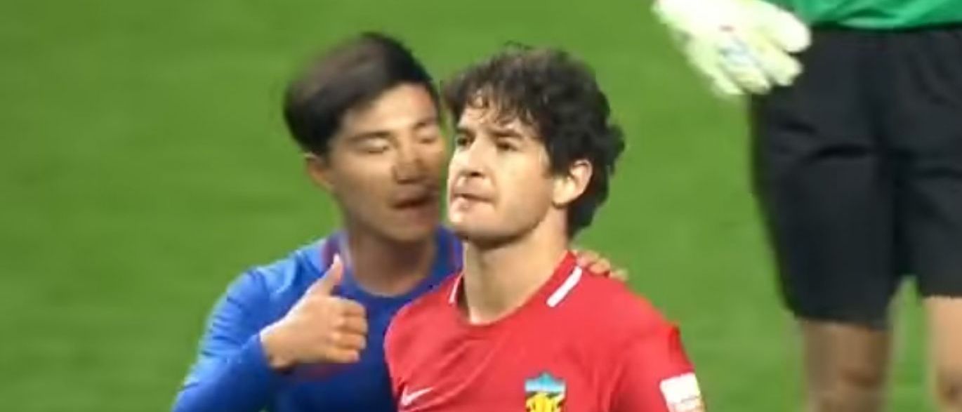 Chinês que provocou Alexandre Pato em campo é suspenso e multado