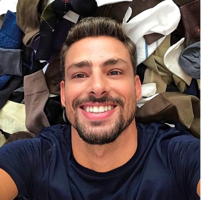 Famosos contratam empresa para postar e interagir com fãs na internet