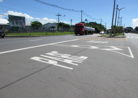 Sinalização é revitalizada em áreas de circulação de veículos pesados