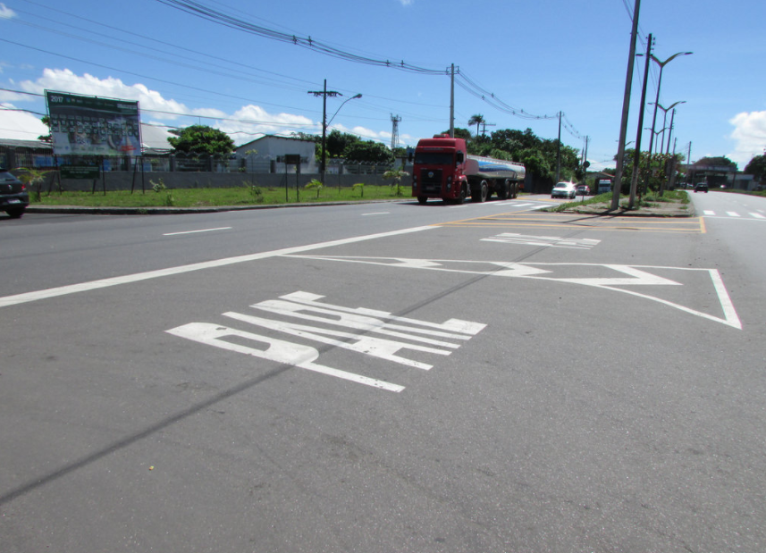 Sinalização é revitalizada em áreas de circulação de veículos pesados
