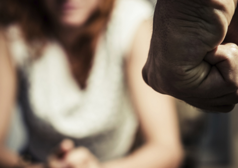 Espancada por companheiro, mulher procura hospital e é perseguida no AM