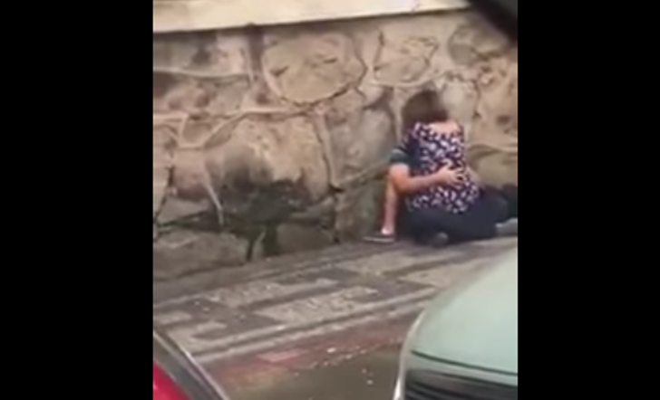 Em plena luz do dia, casal é flagrado fazendo sexo em calçada