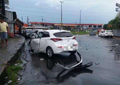 Acidente de trânsito deixa ao menos uma pessoa ferida em Manaus