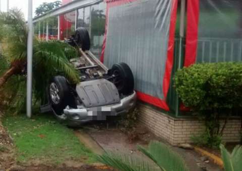 Motorista perde controle e carro capota na rotatória do Eldorado