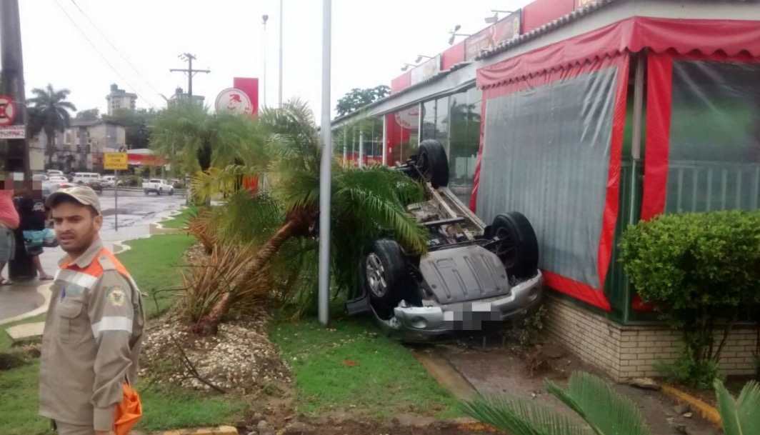 Motorista perde controle e carro capota na rotatória do Eldorado