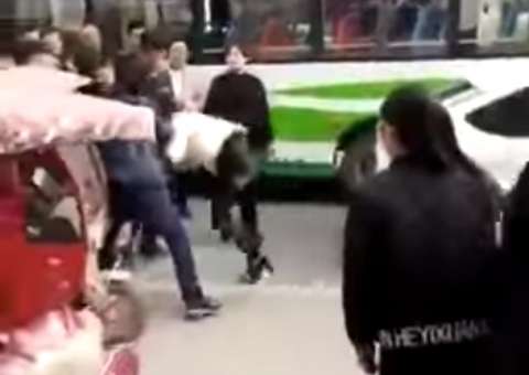 Mulher é espancada por marido após flagrar amante no carro da família    