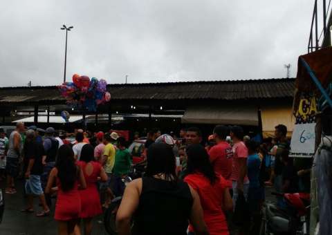 Trabalhador é baleado durante assalto em feira de Manaus