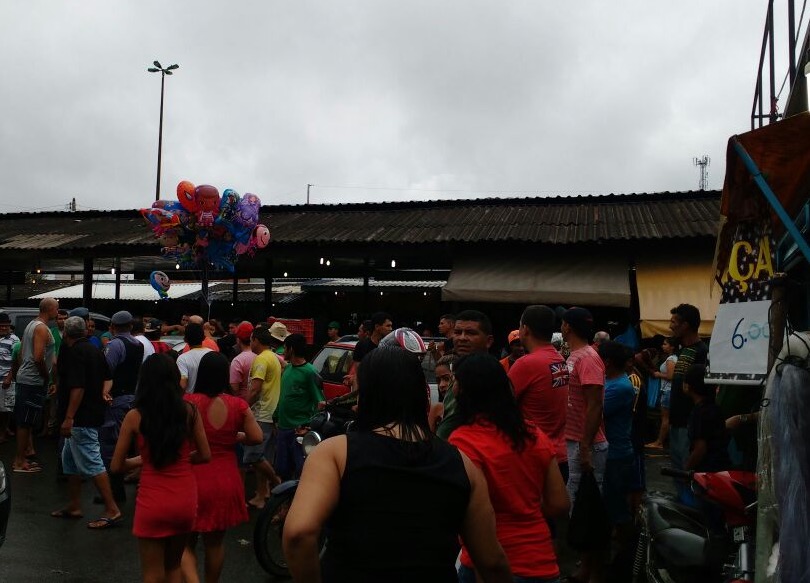 Trabalhador é baleado durante assalto em feira de Manaus