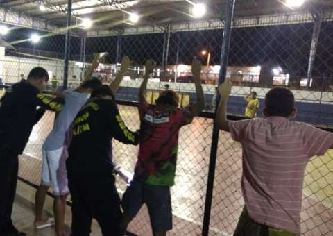 Adolescentes são apreendidos após dar terçadas em homem durante assalto 