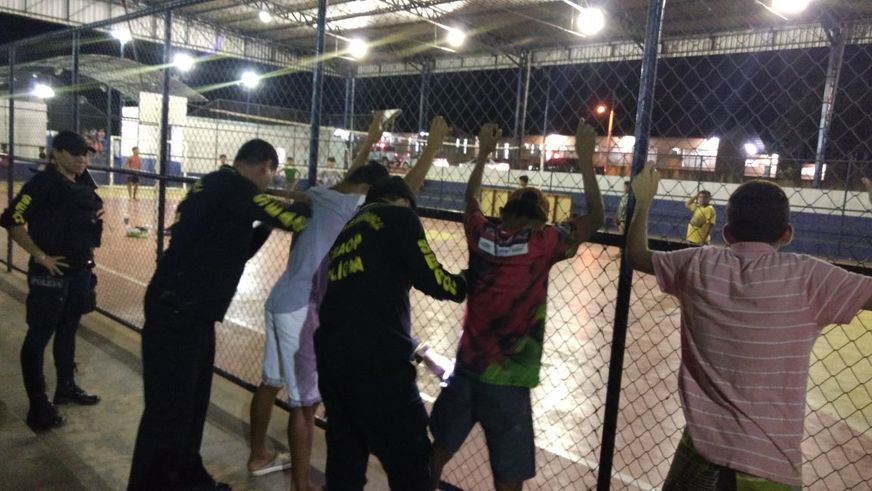 Adolescentes são apreendidos após dar terçadas em homem durante assalto 