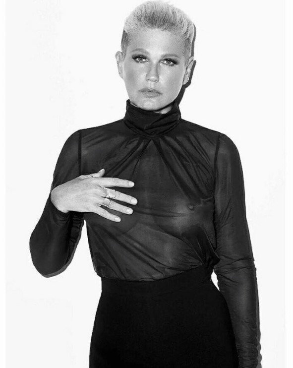   Xuxa é criticada por foto com nudez logo após morte de pai