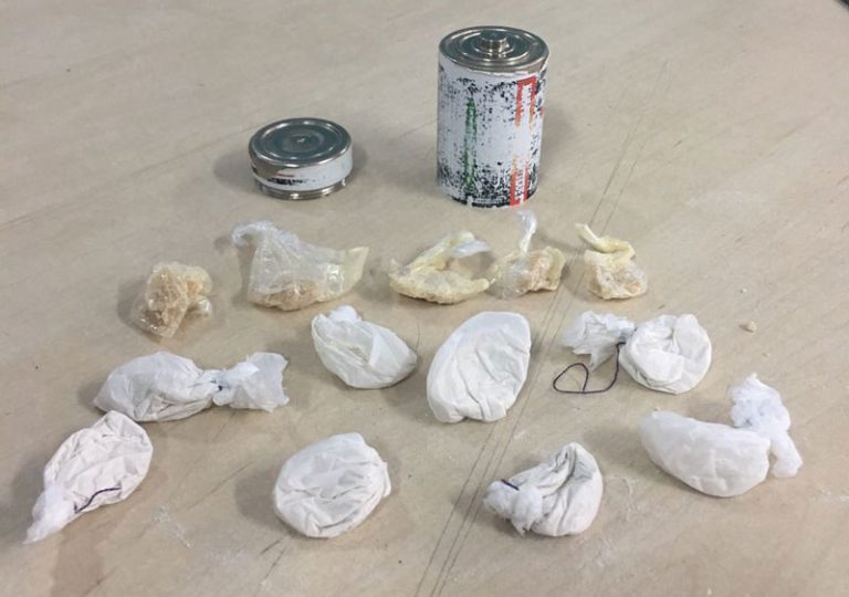 Foragido do Compaj é recapturado em Manaus com drogas escondidas em pilhas