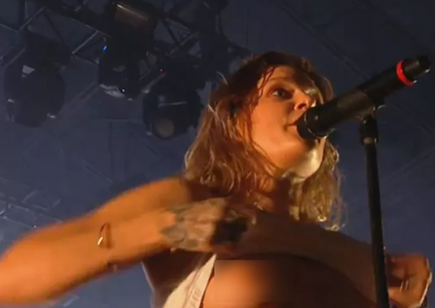 Cantora Tove Lo se empolga durante Lollapalooza e mostra seios para os fãs