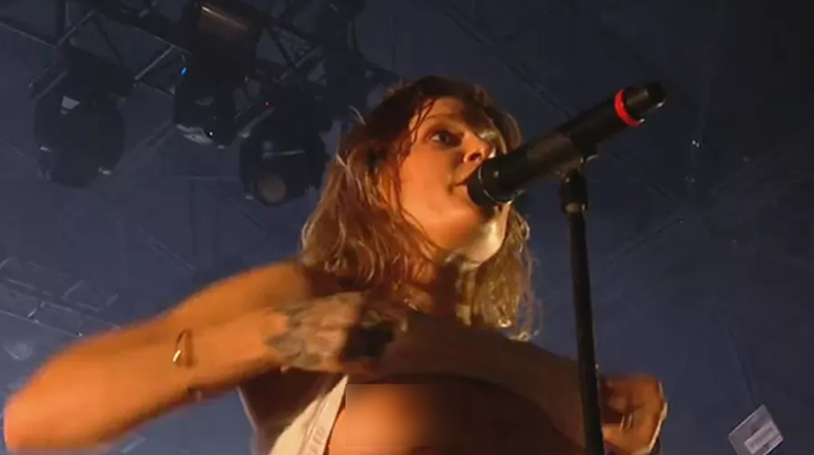 Cantora Tove Lo se empolga durante Lollapalooza e mostra seios para os fãs
