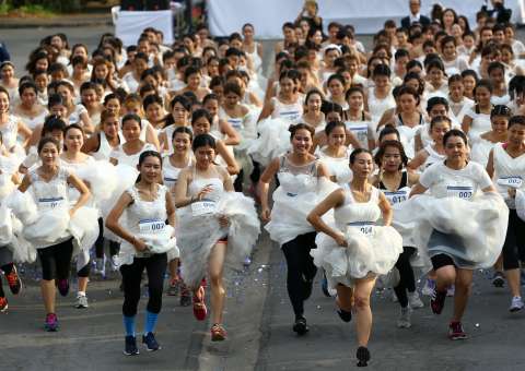 Noivos disputam corrida para ganhar casamento luxuoso