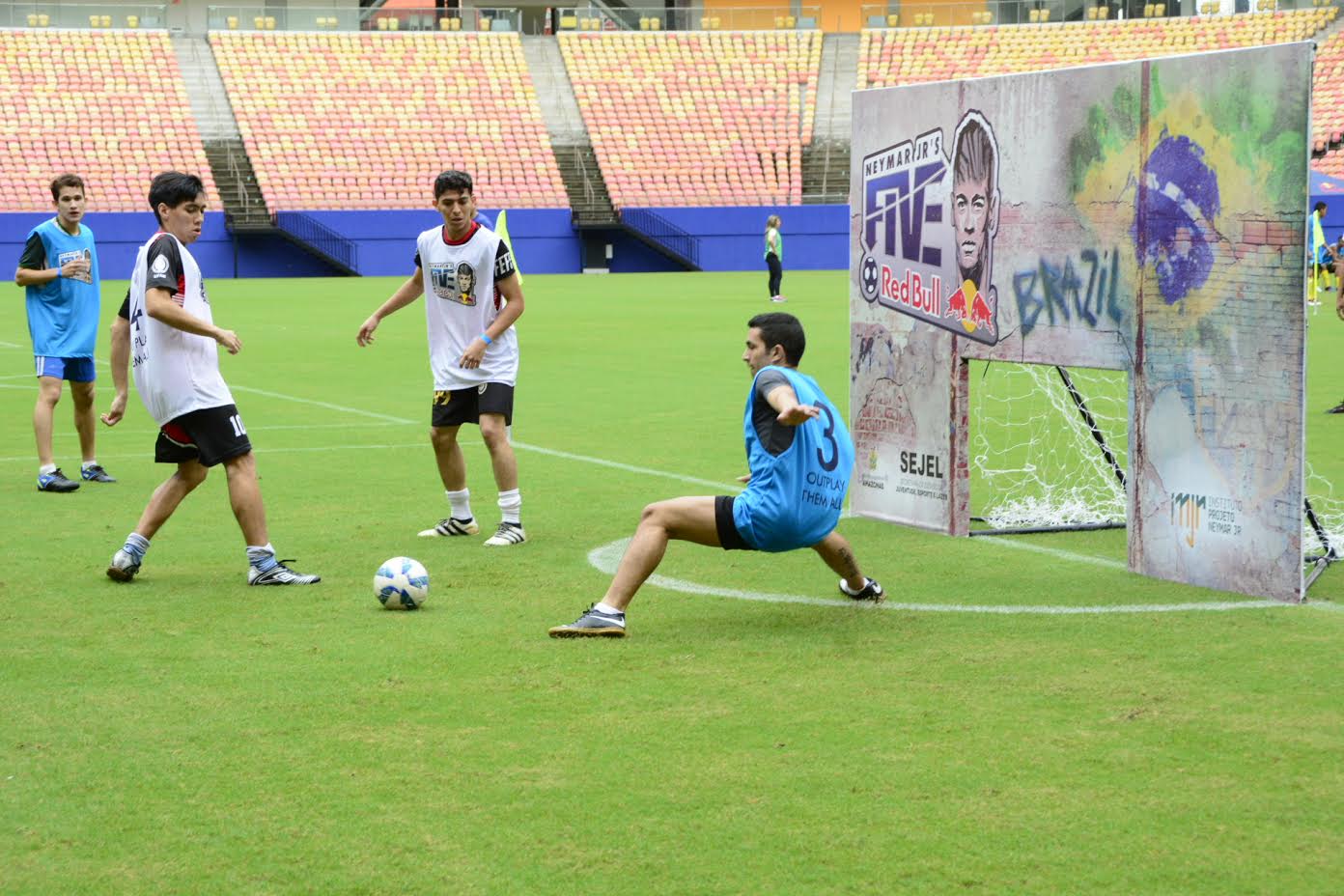  No primeiro dia da Seletiva Red Bull Neymar Jr’s Five, 24 equipes passam para a fase final neste domingo
