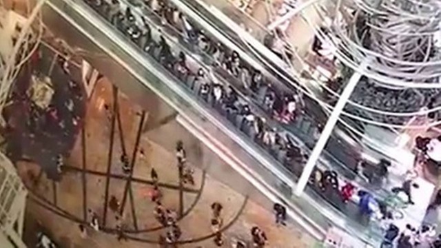  Escada rolante de shopping muda direção e deixa 18 feridos
